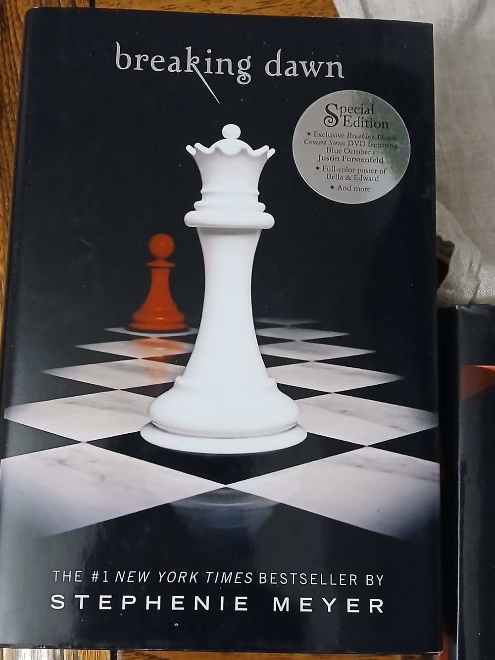 Breaking Dawn by Stephenie Meyer - Black Cover with White Chess Queen